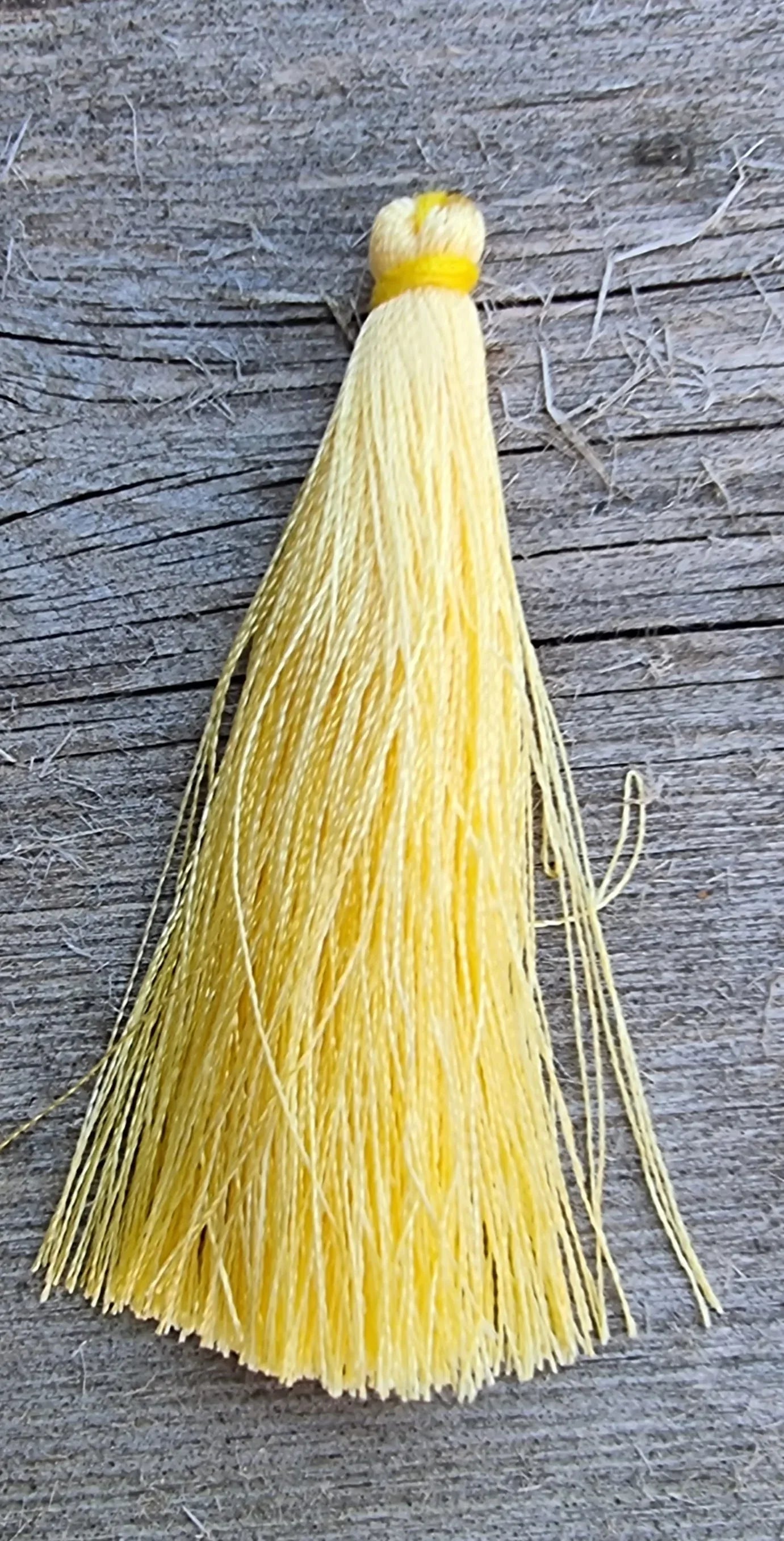 Hänge tassel polyester - Gul 65mm 1 styck Hilmas Pyssel