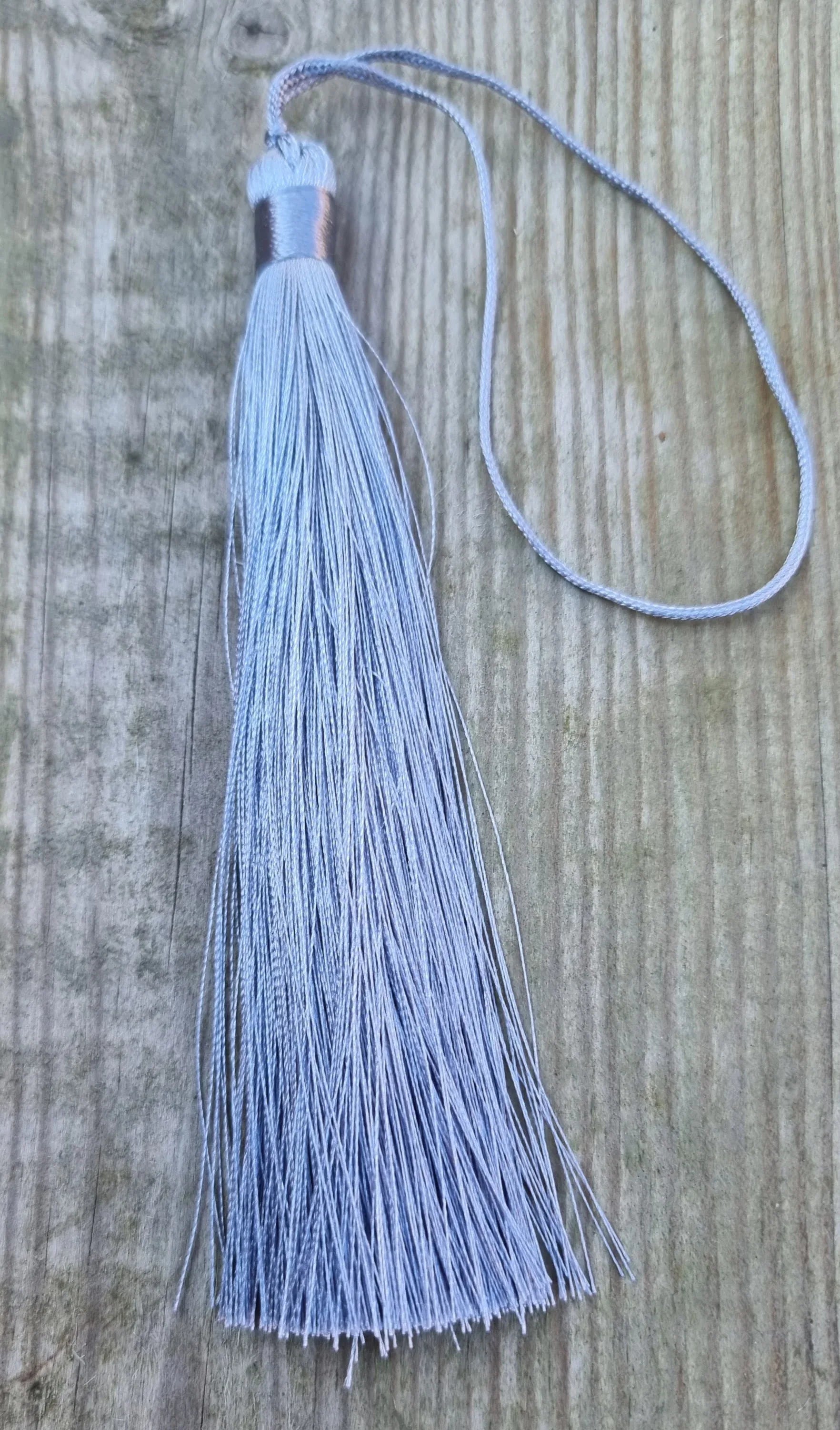 Hänge tassel polyester - Ljusgrå 130mm 1 styck Hilmas Pyssel