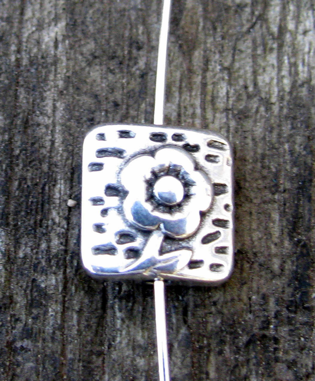 Mellandel Silverfärgad - Platt fyrkantig med blomma 10mm, 3-pack Grekisk Metall