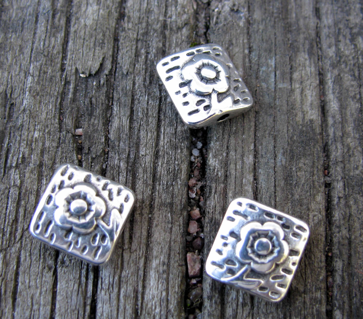 Mellandel Silverfärgad - Platt fyrkantig med blomma 10mm, 3-pack Grekisk Metall