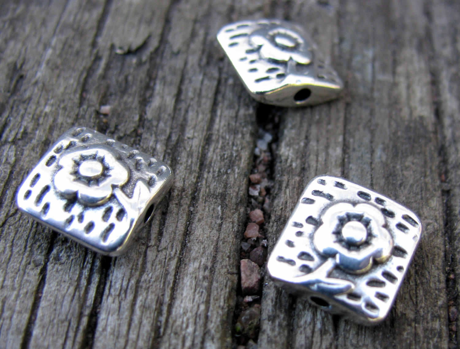 Mellandel Silverfärgad - Platt fyrkantig med blomma 10mm, 3-pack Grekisk Metall