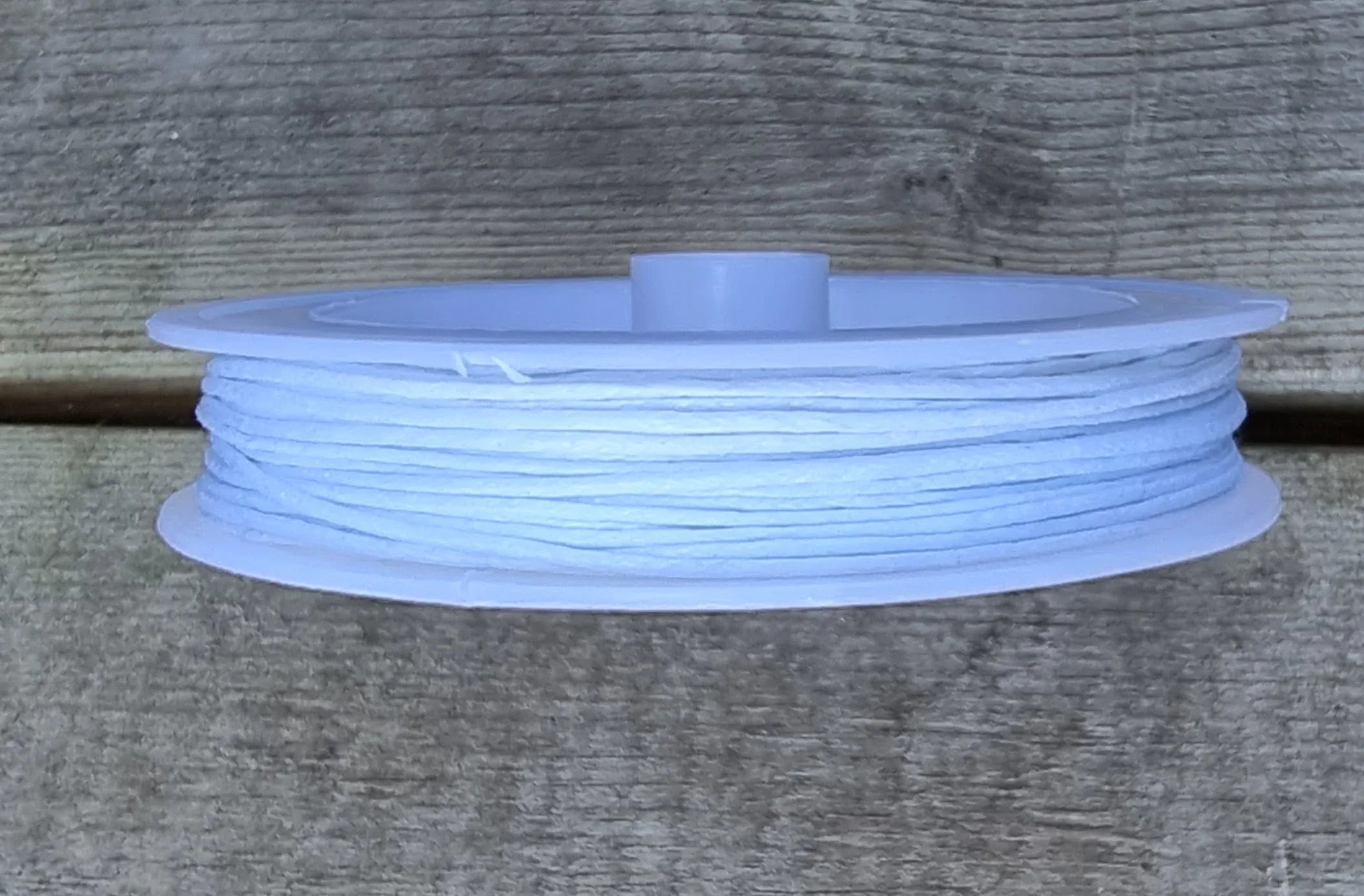 Vaxad bomullstråd - Vit 1mm, 20m rulle Hilmas Pyssel