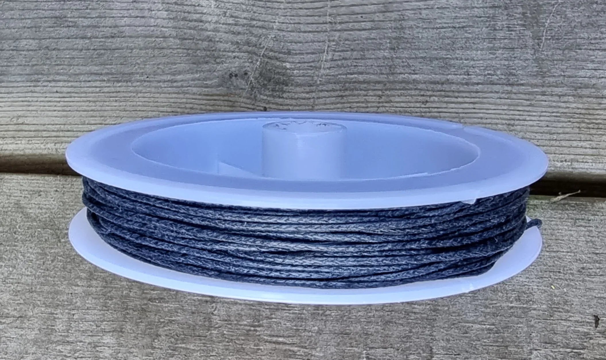 Vaxad bomullstråd - Mörkgrå 1mm, 20m rulle Hilmas Pyssel