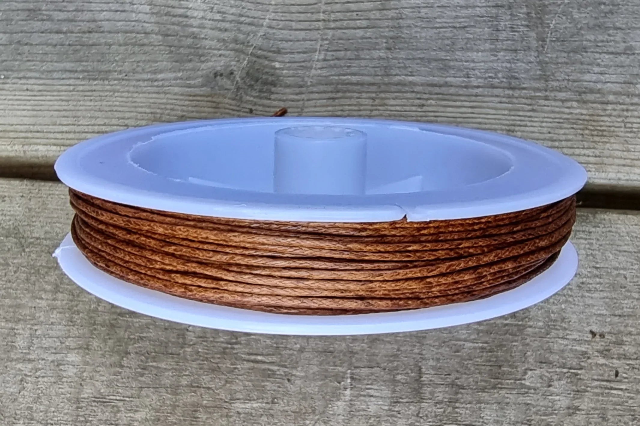 Vaxad bomullstråd - Brun 1mm, 20m rulle Hilmas Pyssel