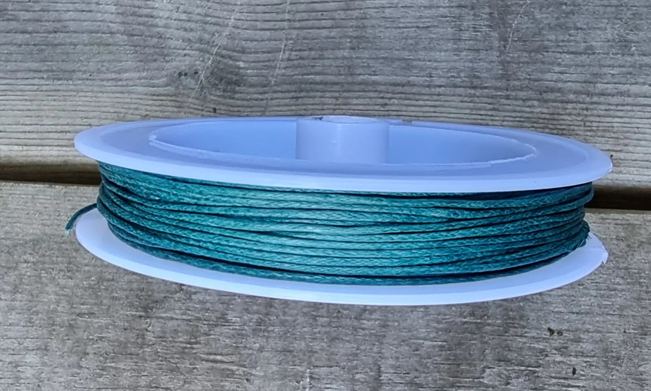 Vaxad bomullstråd - Petrolgrön 1mm, 20m rulle Hilmas Pyssel