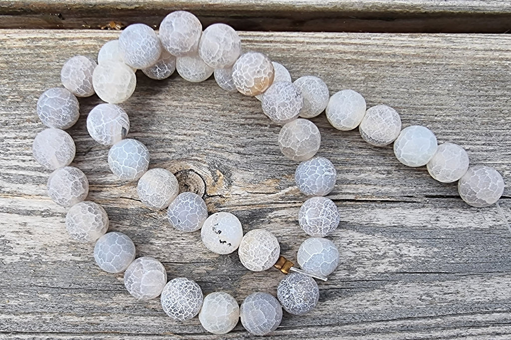 Agat - Frostad Krackelerad Grå 10 mm 1 sträng Hilmas Pyssel