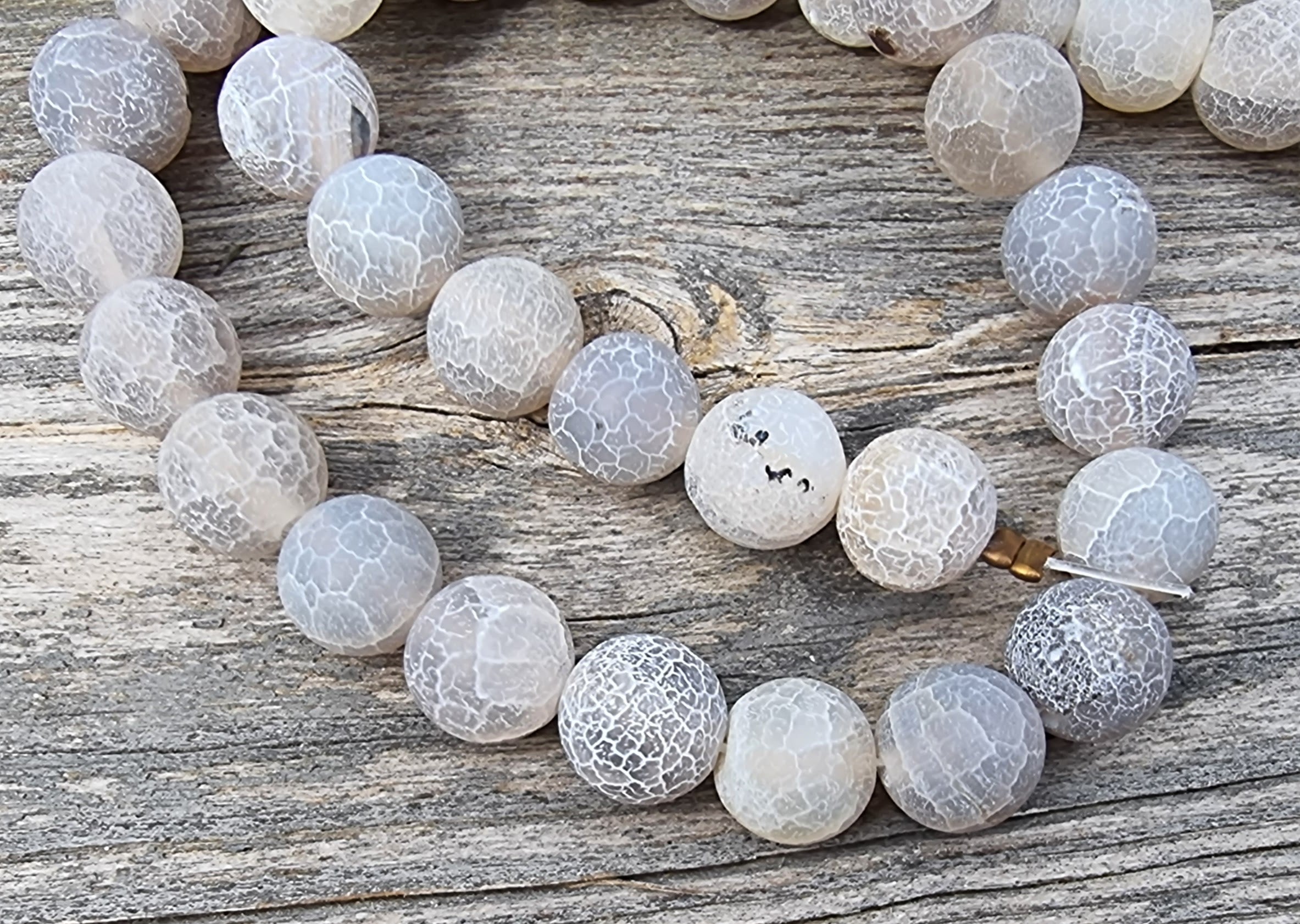 Agat - Frostad Krackelerad Grå 10 mm 1 sträng Hilmas Pyssel