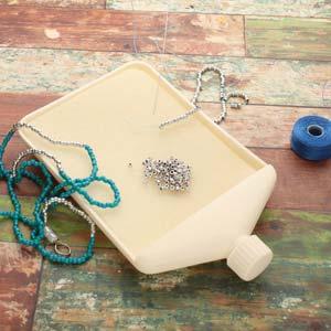 Basic elements - Mat tray med tratt, liten, 1 styck Beadsmith