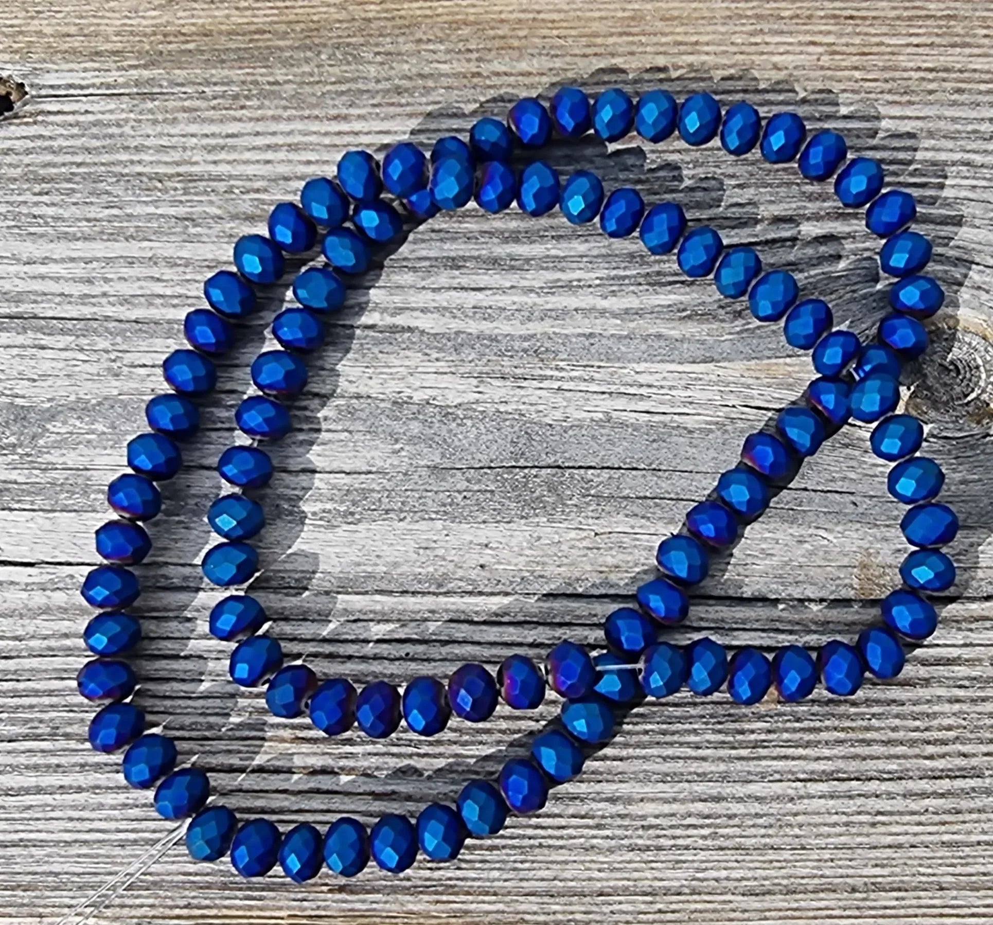 Facetterade glaspärlor - Elektropläterade matt blåfärgade, 6x4mm 1 sträng Hilmas Pyssel