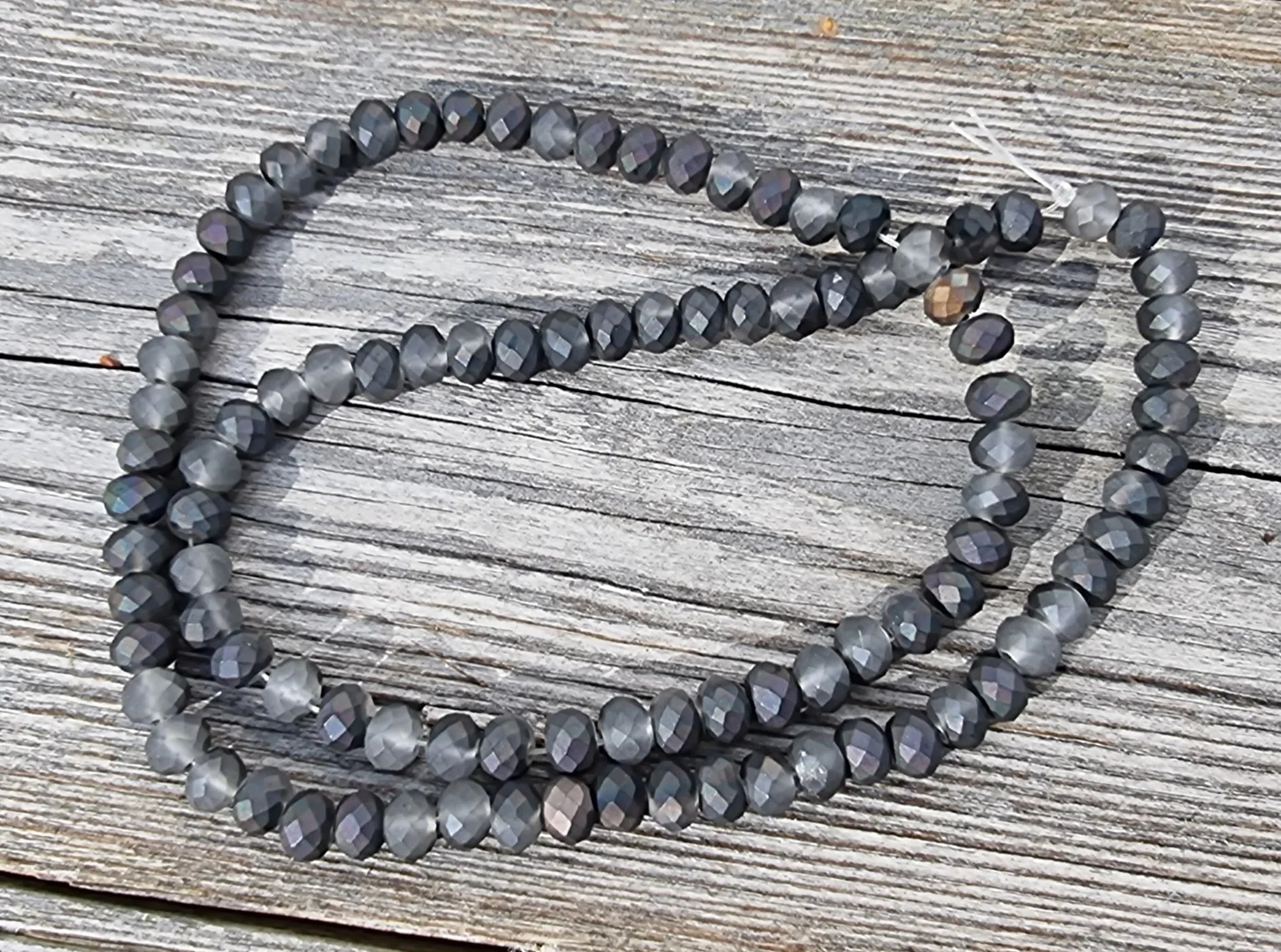 Facetterade glaspärlor - Elektropläterade matt gunmetalfärgade 6x4mm 1 sträng Hilmas Pyssel