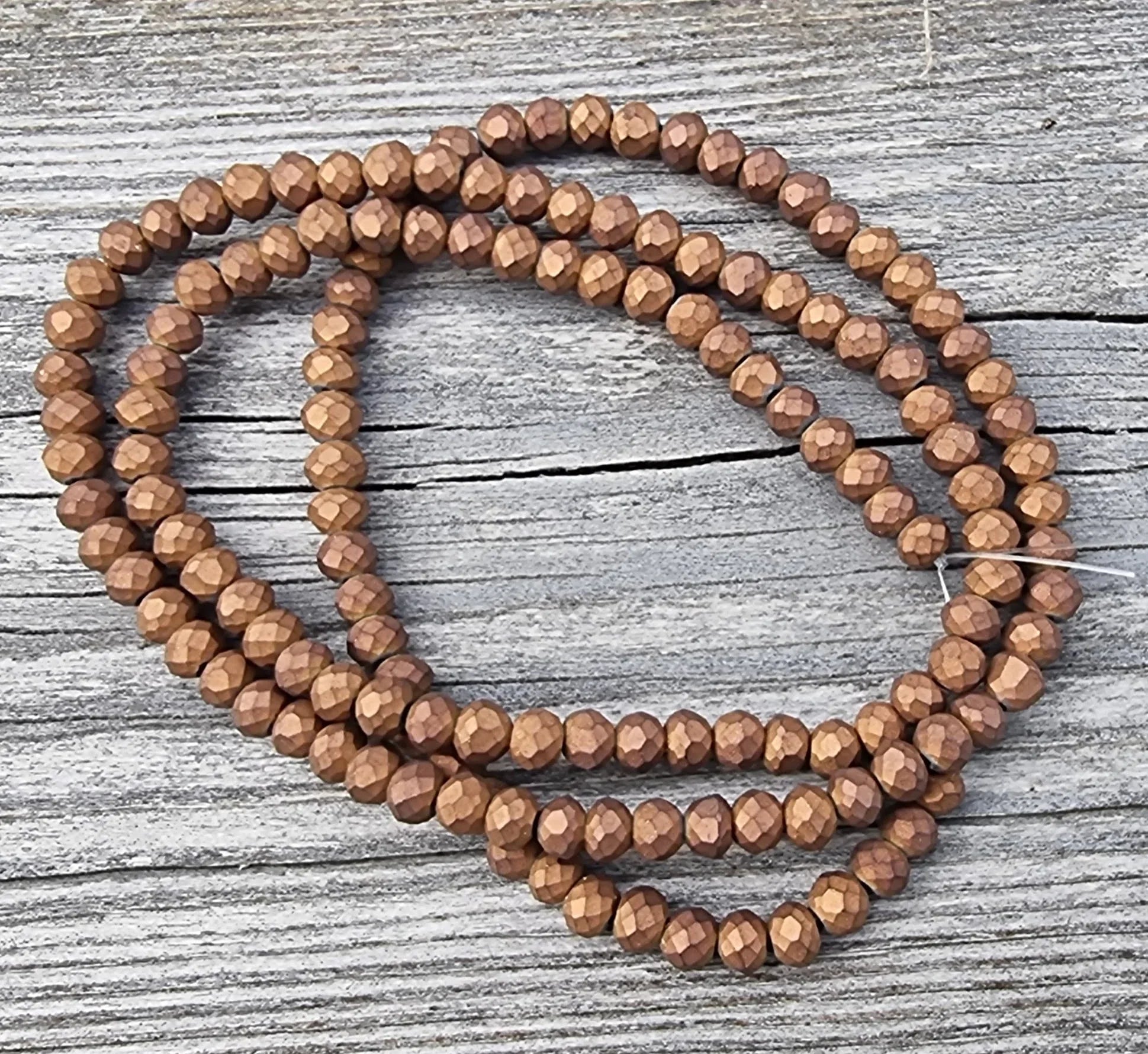 Facetterade glaspärlor - Matt kopparfärgad, 4x3mm, 1 sträng Hilmas Pyssel
