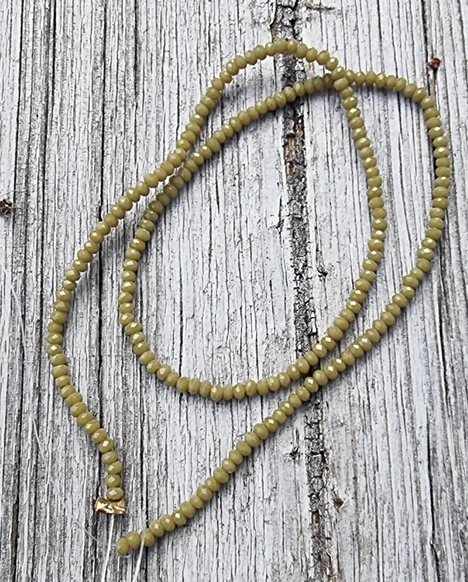 Facetterade glaspärlor - Lt Olive 2,6x1,7mm 1 sträng Hilmas Pyssel