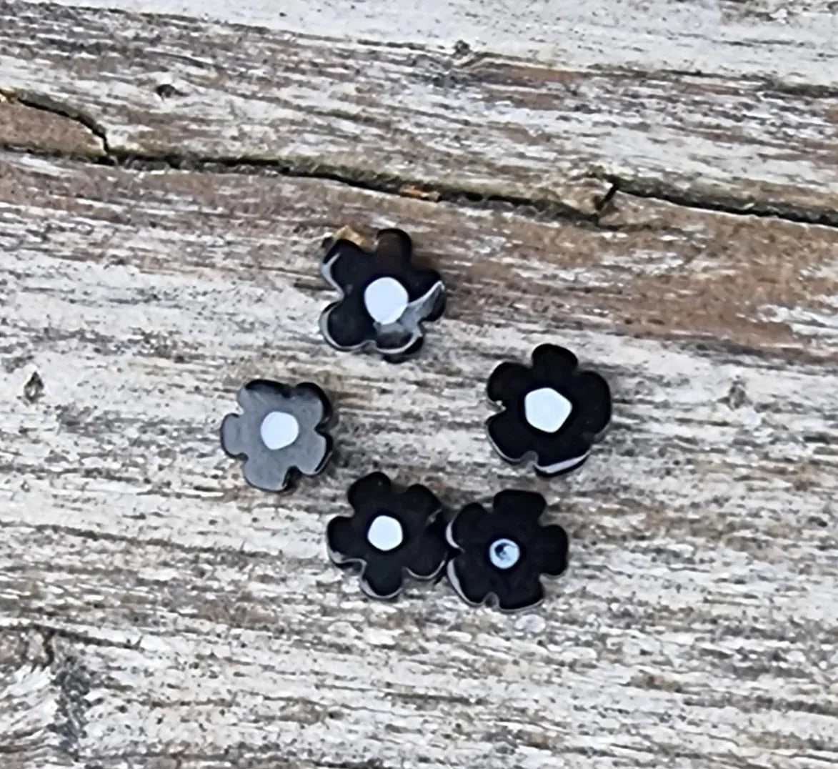 Glaspärlor Millefiori - Svarta blommor 6mm, 5-pack Hilmas Pyssel