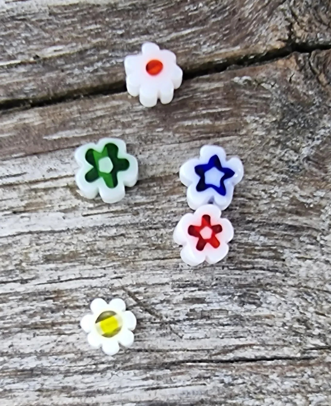 Glaspärlor Millefiori - Vit mix blommor 6mm, 5-pack Hilmas Pyssel