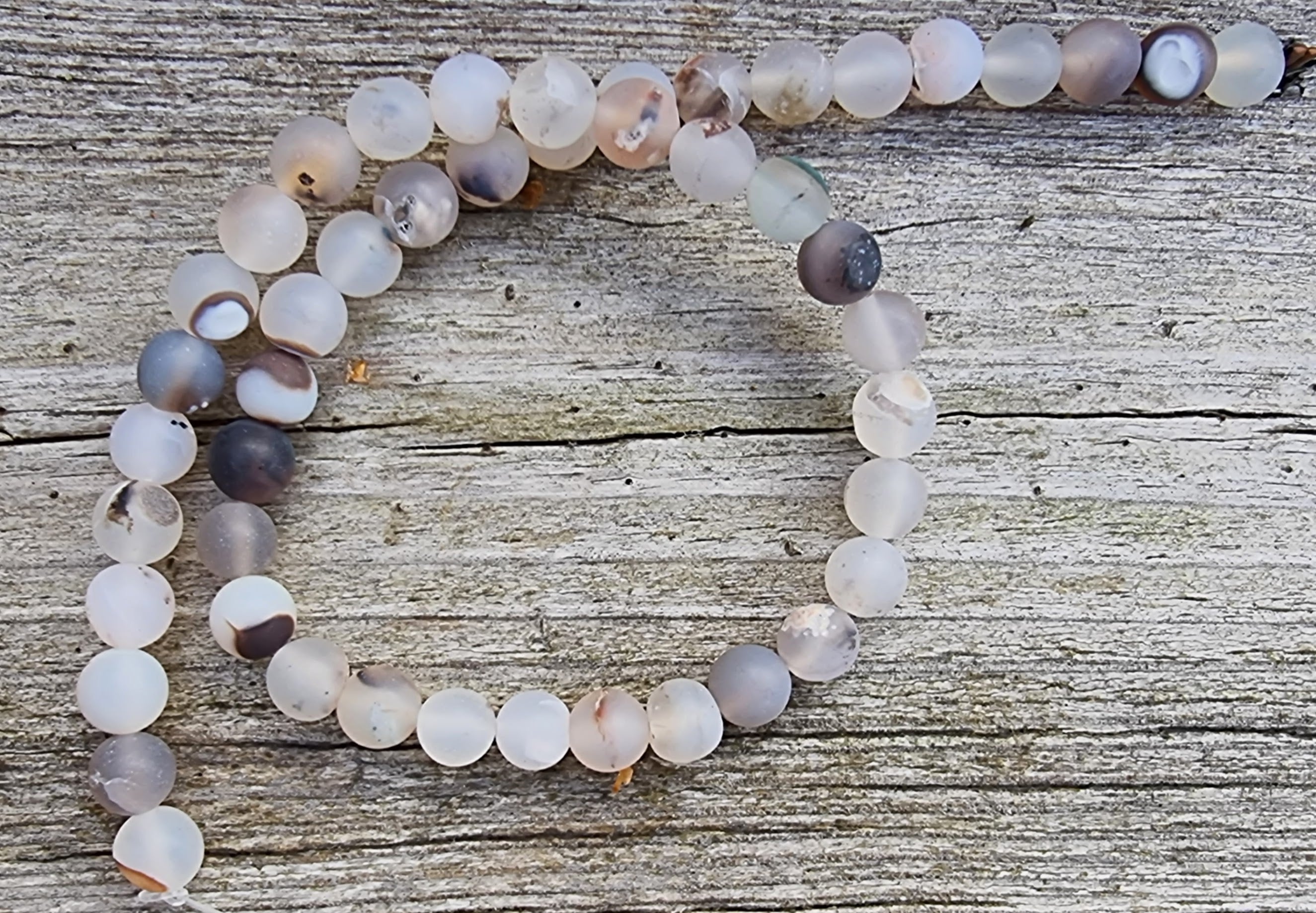 Agat - Matt Grå / Brun 8 mm 1 sträng Hilmas Pyssel