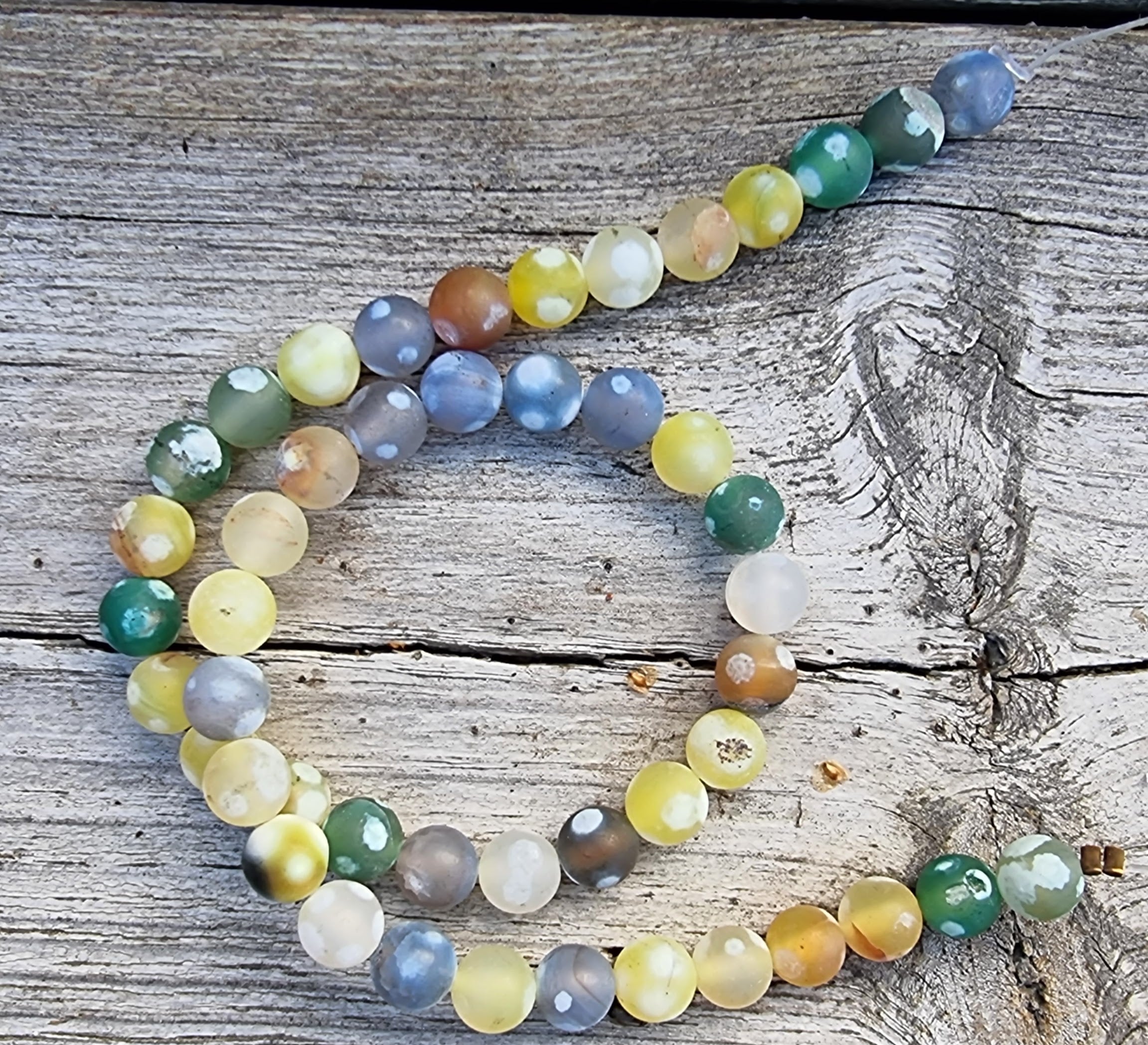 Agat - Frostad Mix med prickar 8 mm 1 sträng Hilmas Pyssel