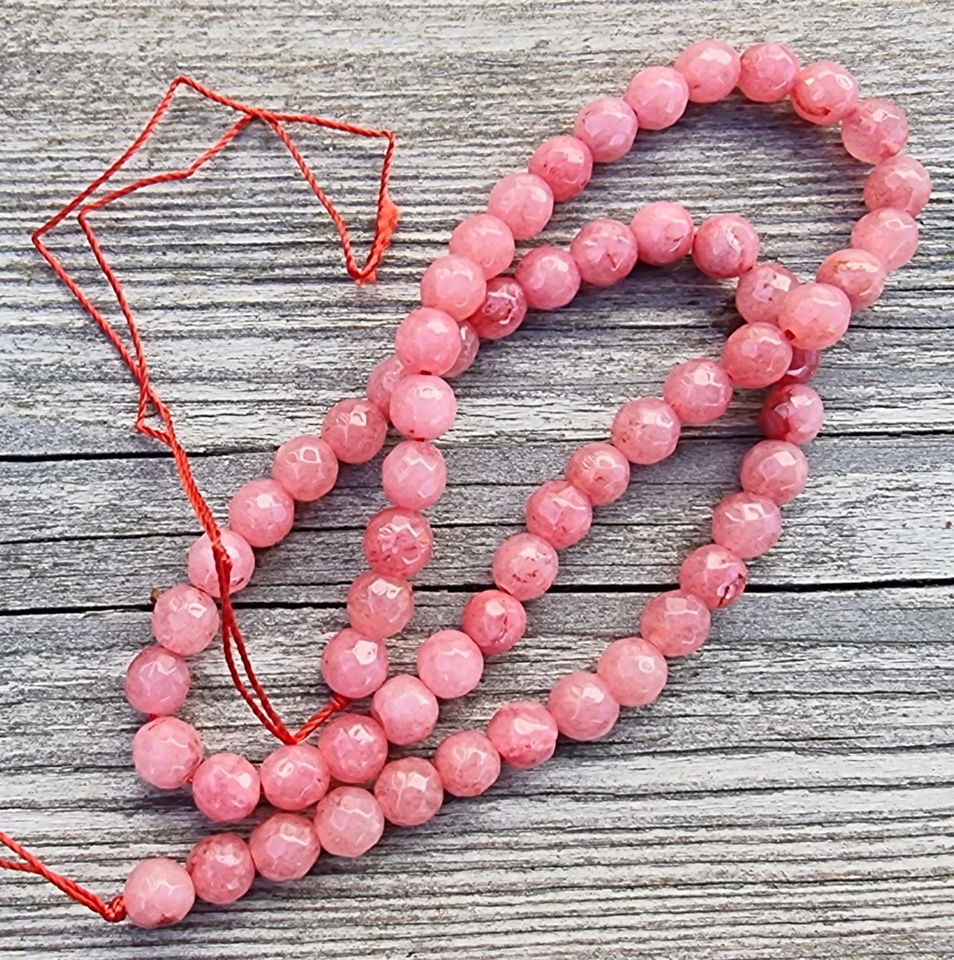 Agat Facetterade Runda - Rosa/Röd, 6mm, 1 Sträng Hilmas Pyssel