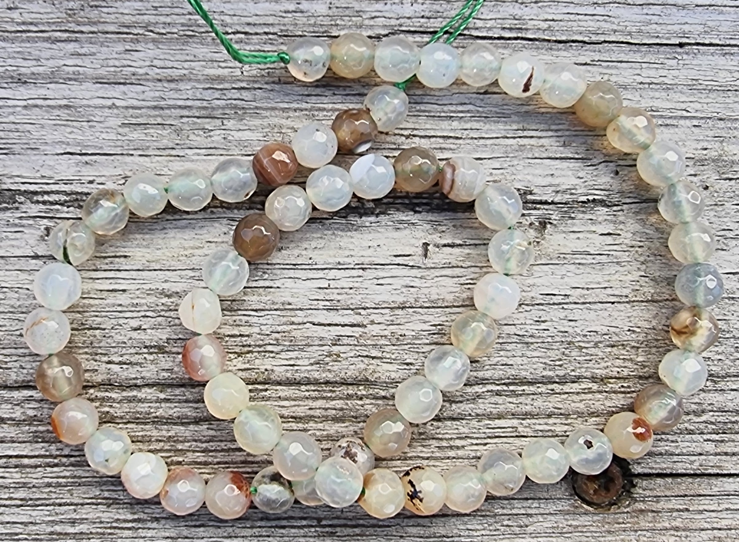 Agat facetterade runda - Beige/Grön mix, 6mm, 1 sträng Hilmas Pyssel