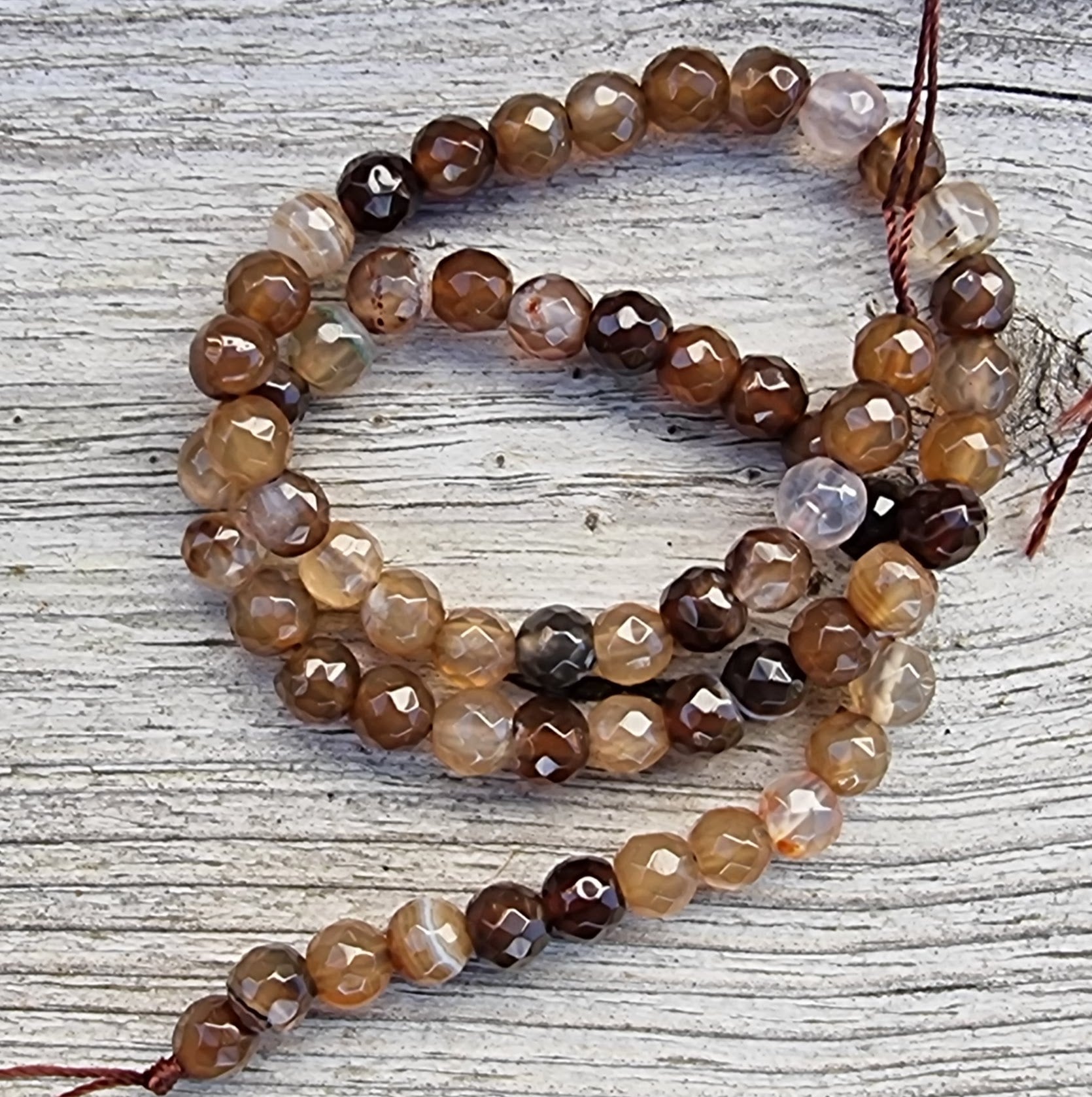 Agat Facetterade Runda - Brun Mix, 6mm, 1 Sträng Hilmas Pyssel