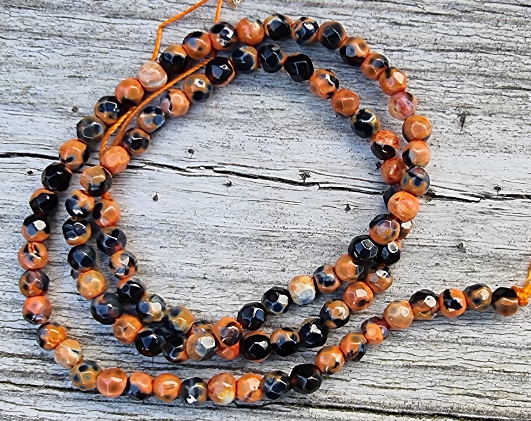 Agat facetterad rund - Orange/svart 4mm, 1 sträng Hilmas Pyssel