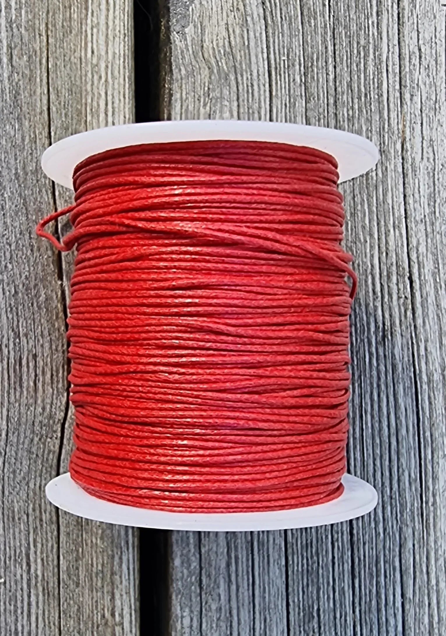 Vaxad bomullstråd - Röd 1mm, 1 rulle Hilmas Pyssel