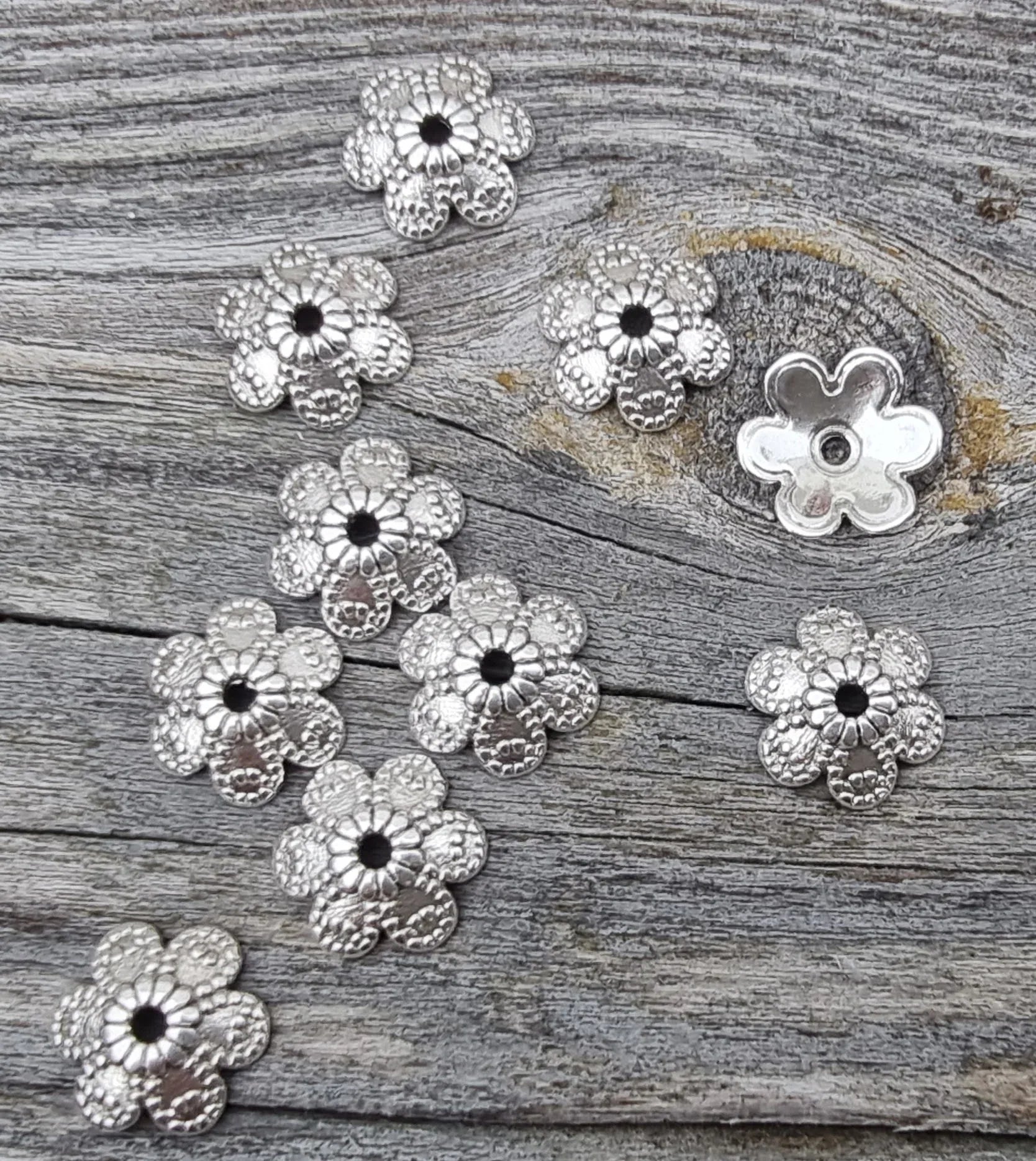 Pärlhattar Silverfärgade - Blomma med prickar 9mm, 10-pack Grekisk Metall