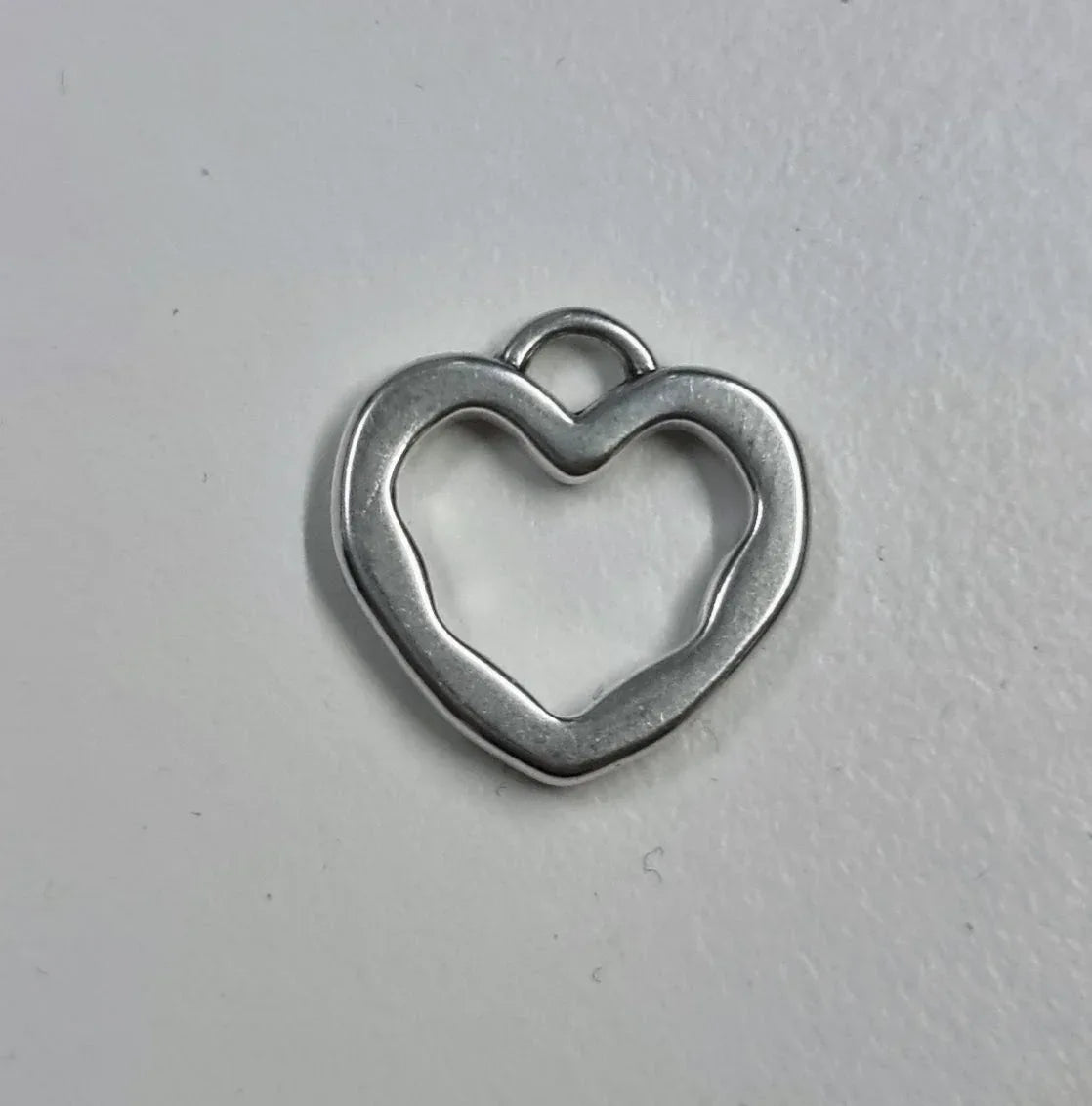 Berlock Silverpläterad - Vågigt Ihåligt Hjärta 17mm 1 styck Grekisk Metall