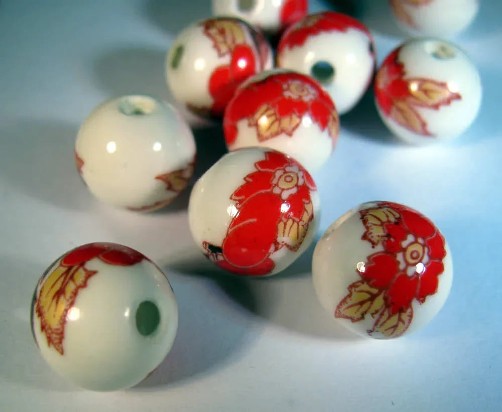 Porslinspärlor - Runda med Röda Blommor 12mm, 10-pack Hilmas Pyssel