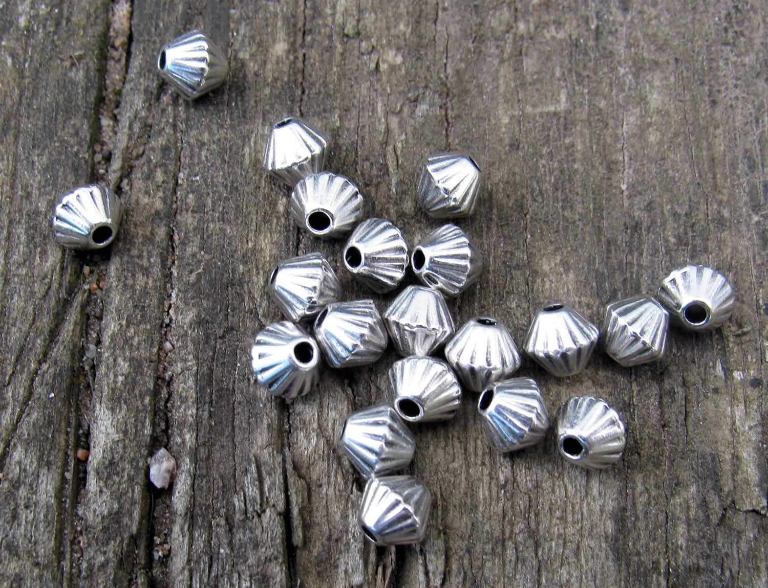 Mellandel Silverfärgad - Liten randig bicone, 4,7x4,3 mm, 20-pack Grekisk Metall