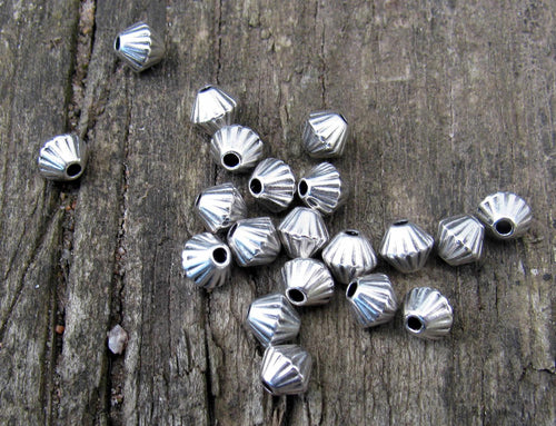 Mellandel Silverfärgad - Liten randig bicone, 4,7x4,3 mm, 20-pack Grekisk Metall