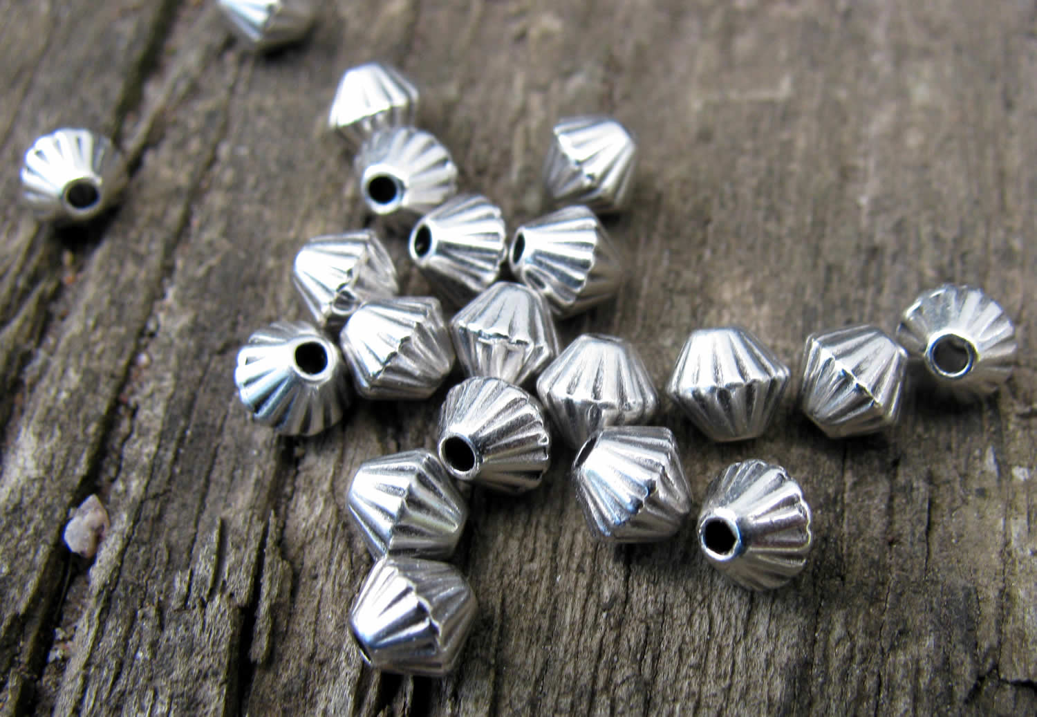 Mellandel Silverfärgad - Liten randig bicone, 4,7x4,3 mm, 20-pack Grekisk Metall