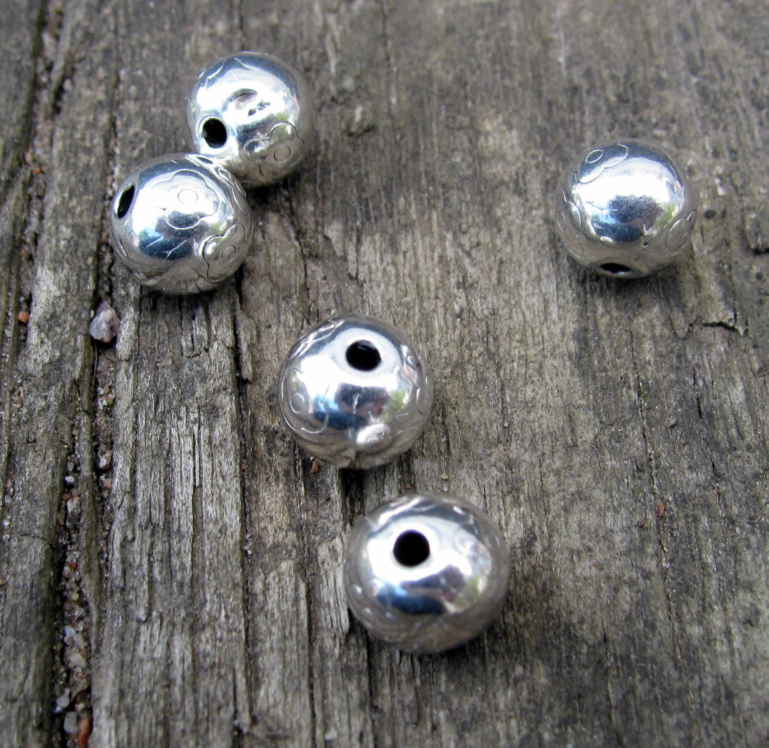 Mellandel Silverfärgad - Rund med Blommönster, 8 mm, 5-pack Grekisk Metall