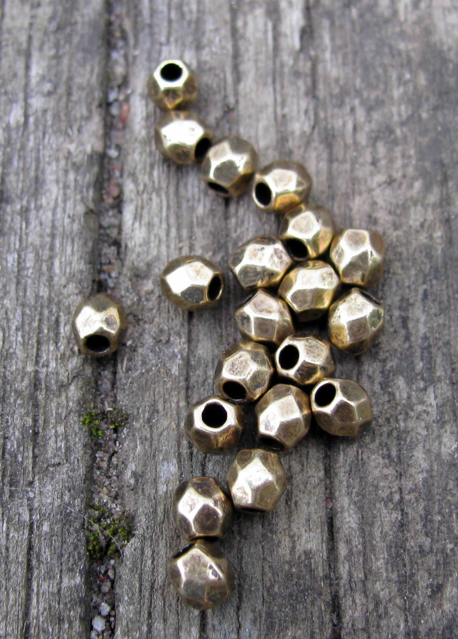 Mellandel Bronsfärgad - Liten kantig rund 4mm, 20-pack Grekisk Metall