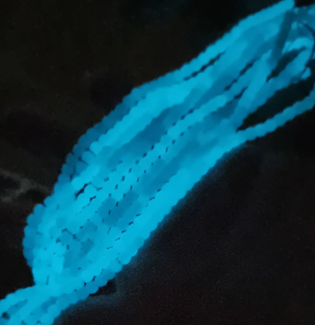 Glaspärlor Facetterade - Glow in the dark, Lila 4mm 1 sträng Hilmas Pyssel