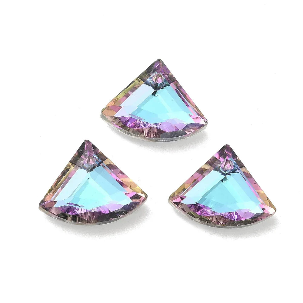 Facetterade glaspärlor - Triangel Shimmer Plum 12x15mm 1 styck Hilmas Pyssel