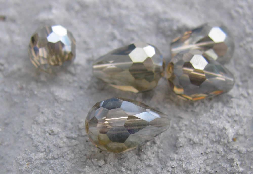 Facetterade droppar - Rökgrå, 12x8mm, 1 sträng Hilmas Pyssel