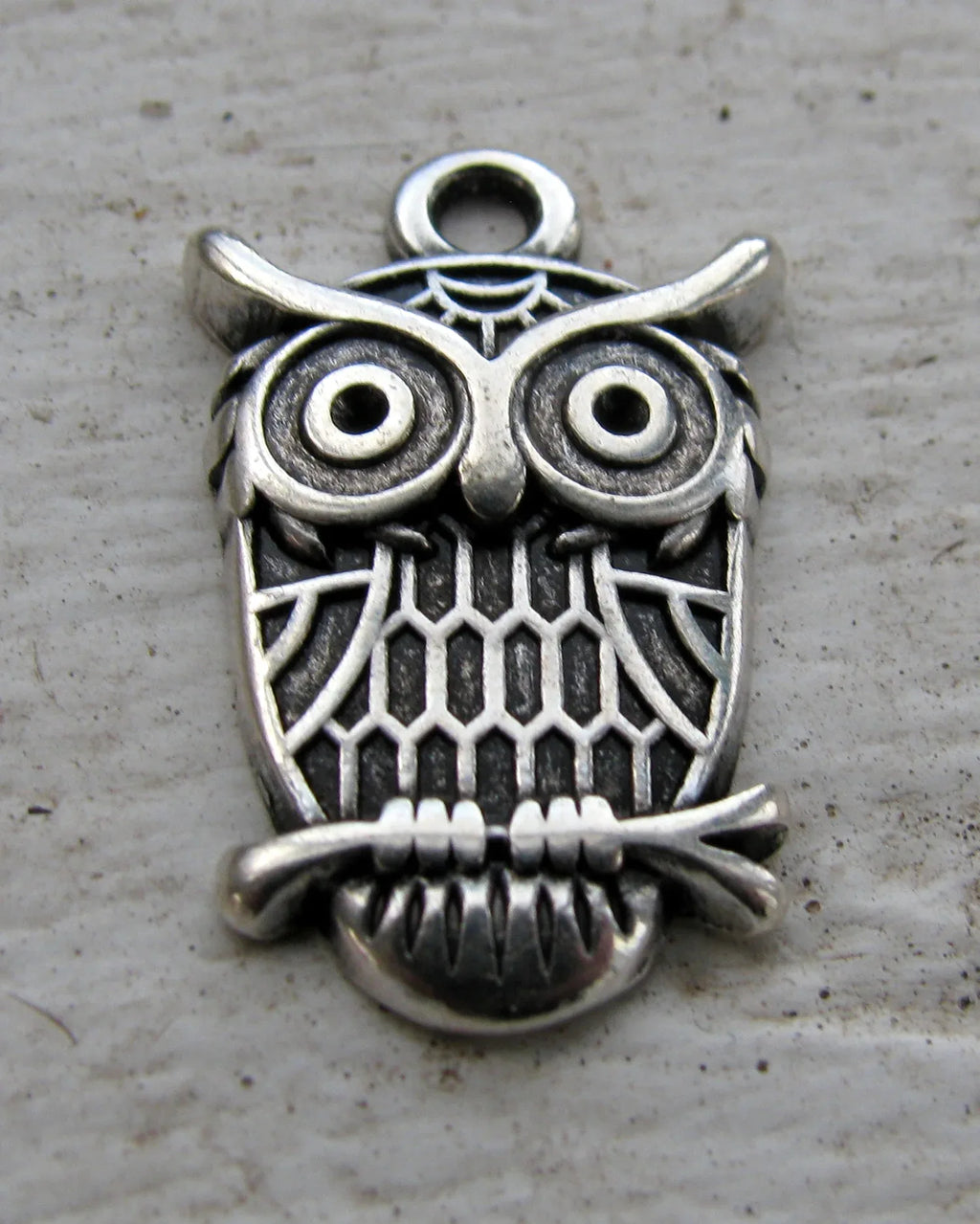 Berlock silverfärgad - Uggla på gren 1- styck Grekisk Metall