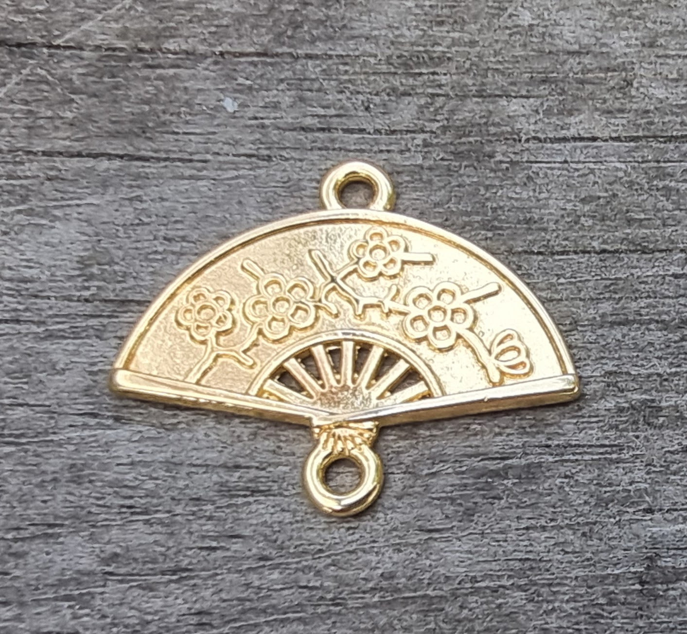 Connector 24k guldpläterad - Solfjäder 23x12mm, 1 styck Grekisk Metall