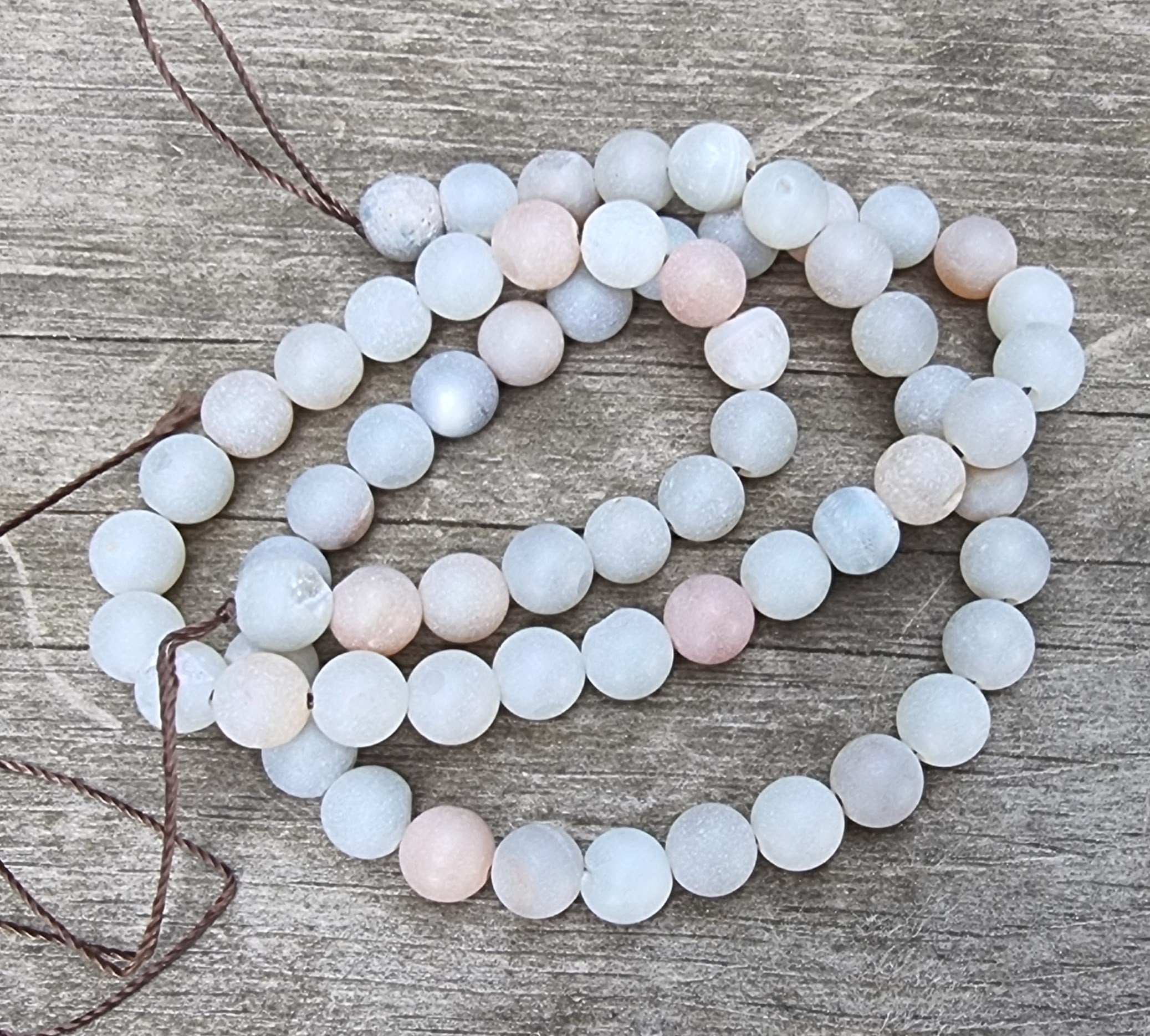 Agat Runda - Frostad Grå/Brun, 6mm, 1 Sträng Hilmas Pyssel