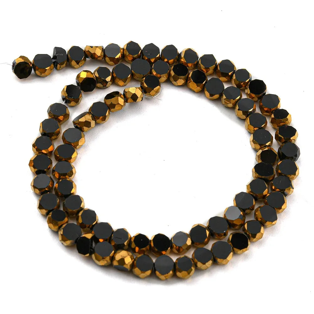 Glaspärlor platta runda facetterade - Svart med guld kant, 4mm 1 sträng Hilmas Pyssel