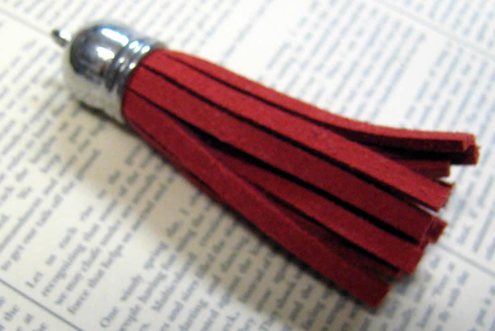 Hänge tassel - Moccaimitation, Röd 56mm, 1 pack Hilmas Pyssel