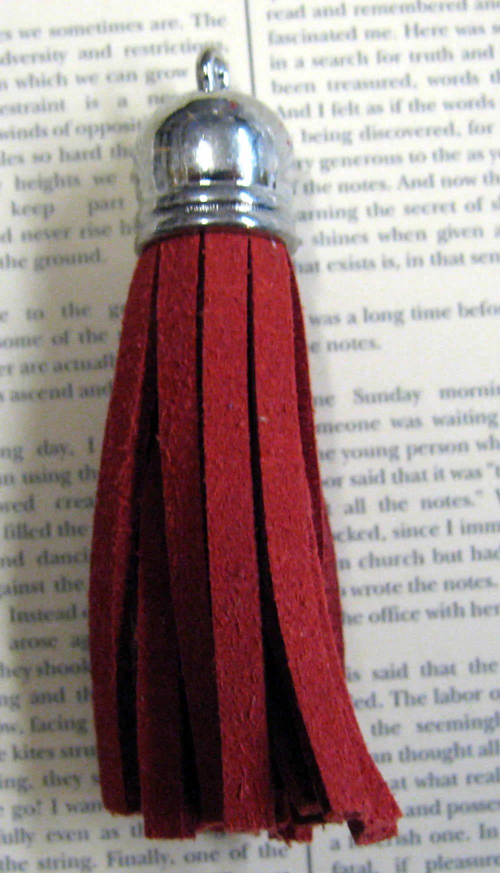 Hänge tassel - Moccaimitation, Röd 56mm, 1 pack Hilmas Pyssel
