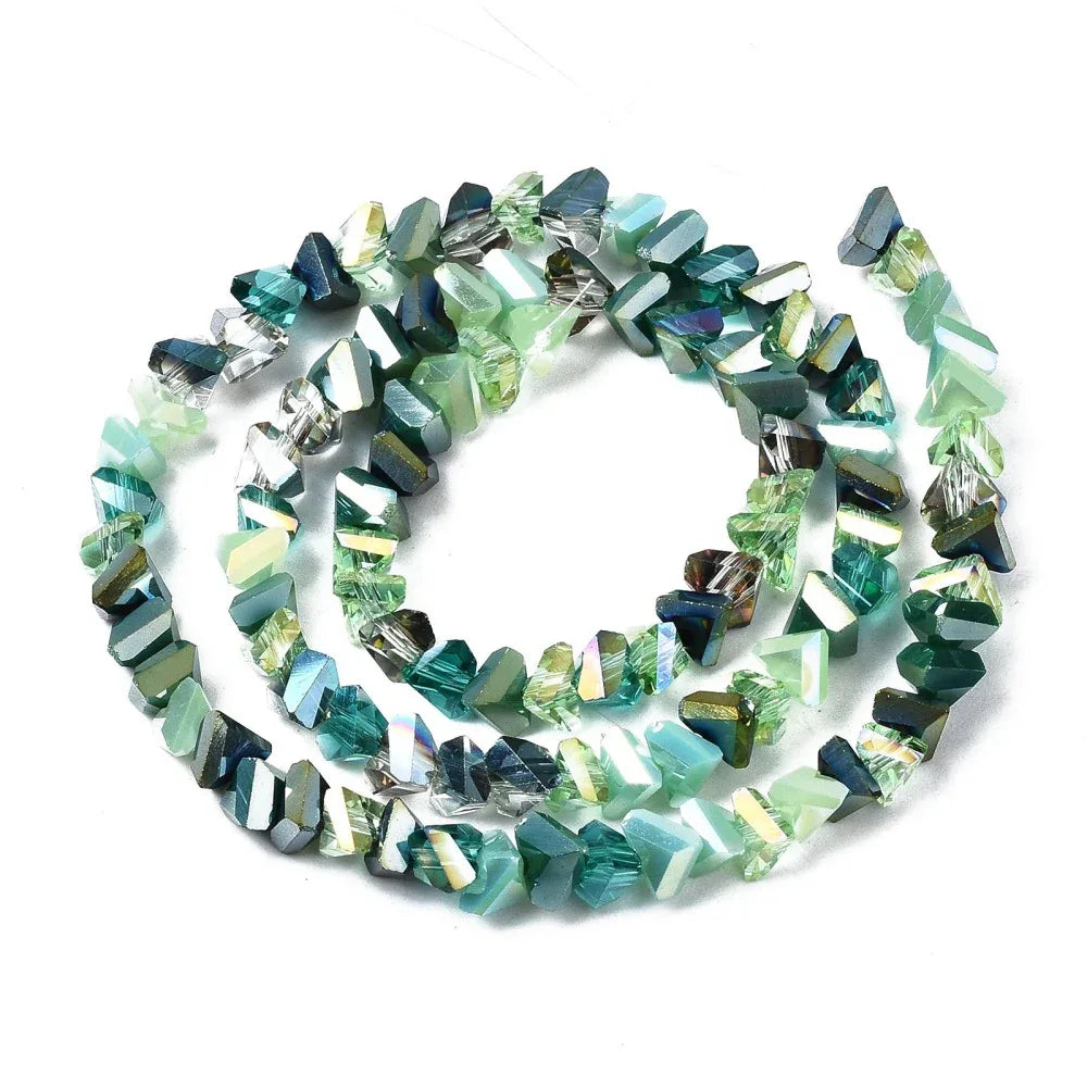 Glaspärlor - Triangel- chips Grön mix 1 sträng Hilmas Pyssel