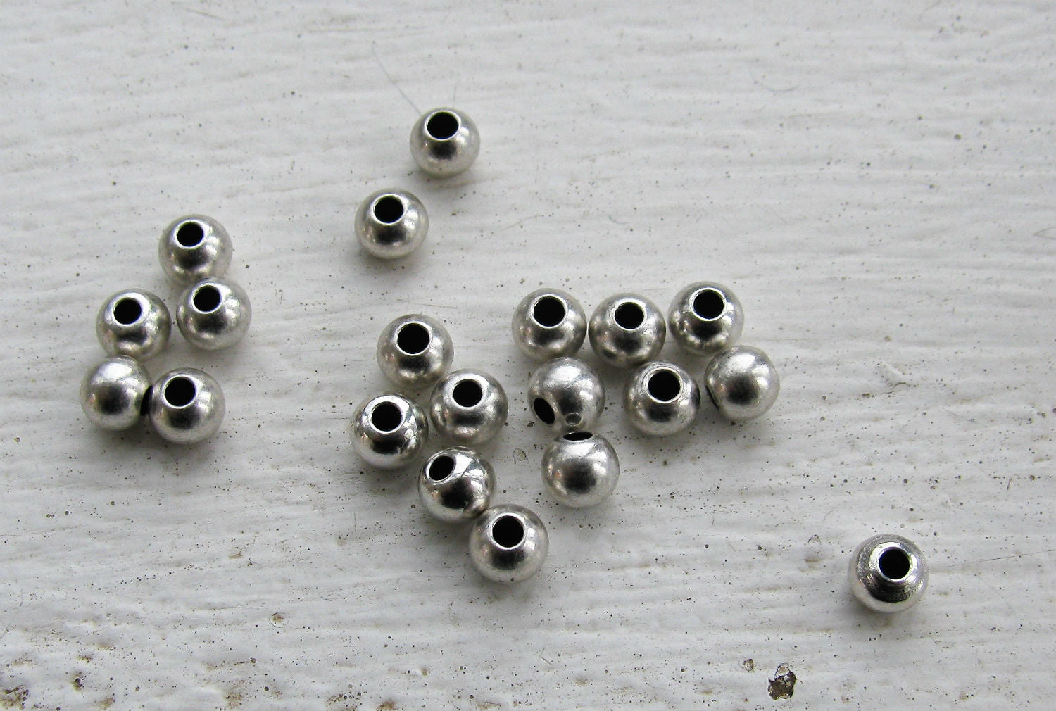 Mellandel Silverfärgad - Rund 4 mm 20-pack Grekisk Metall