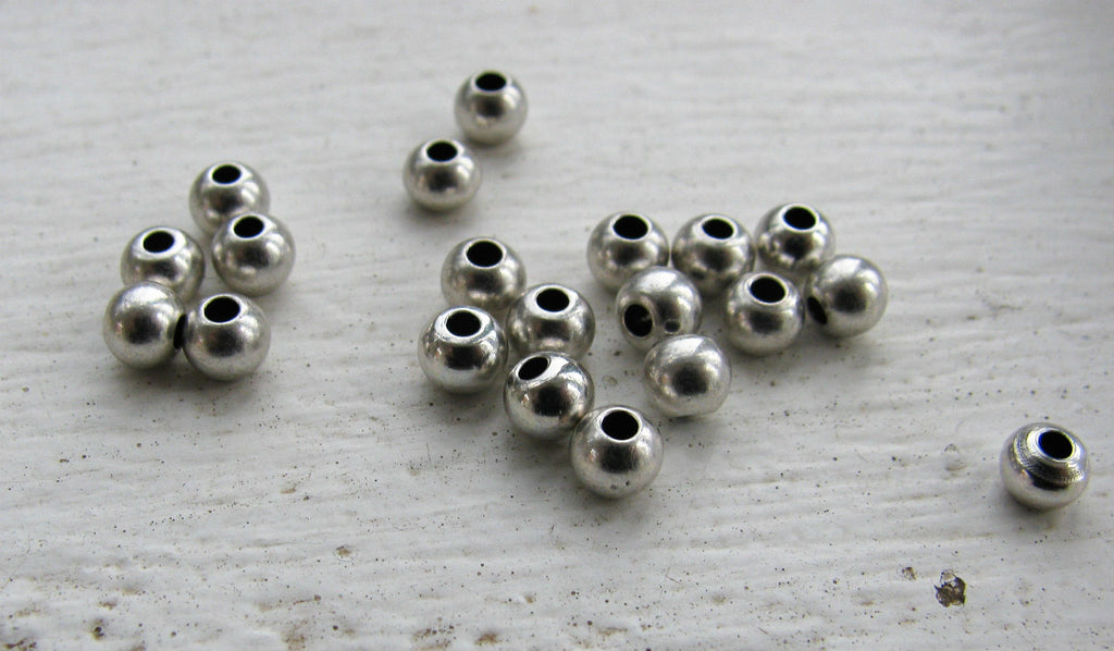 Mellandel Silverfärgad - Rund 4 mm 20-pack Grekisk Metall