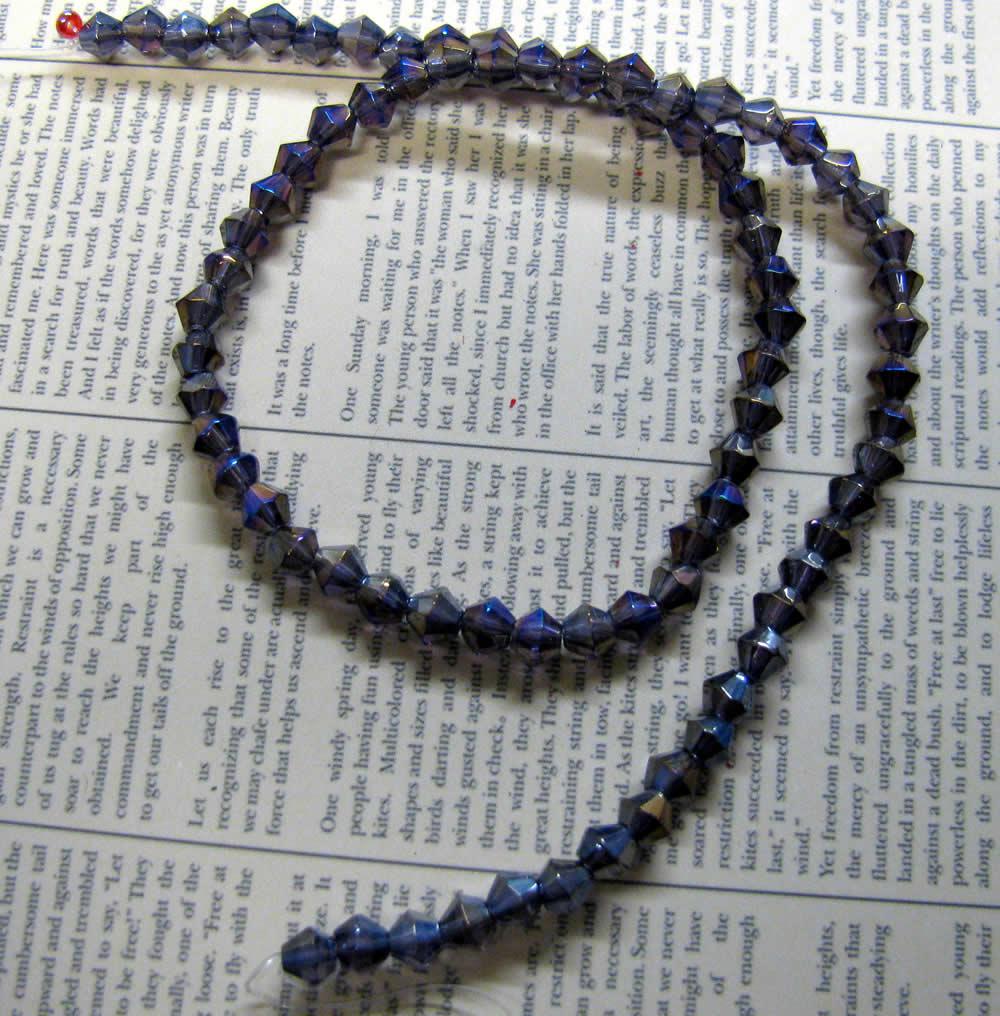 Glaspärlor Bicone - Mörklila med lyster, 4mm, 1 sträng Hilmas Pyssel