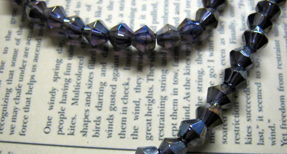 Glaspärlor Bicone - Mörklila med lyster, 4mm, 1 sträng Hilmas Pyssel