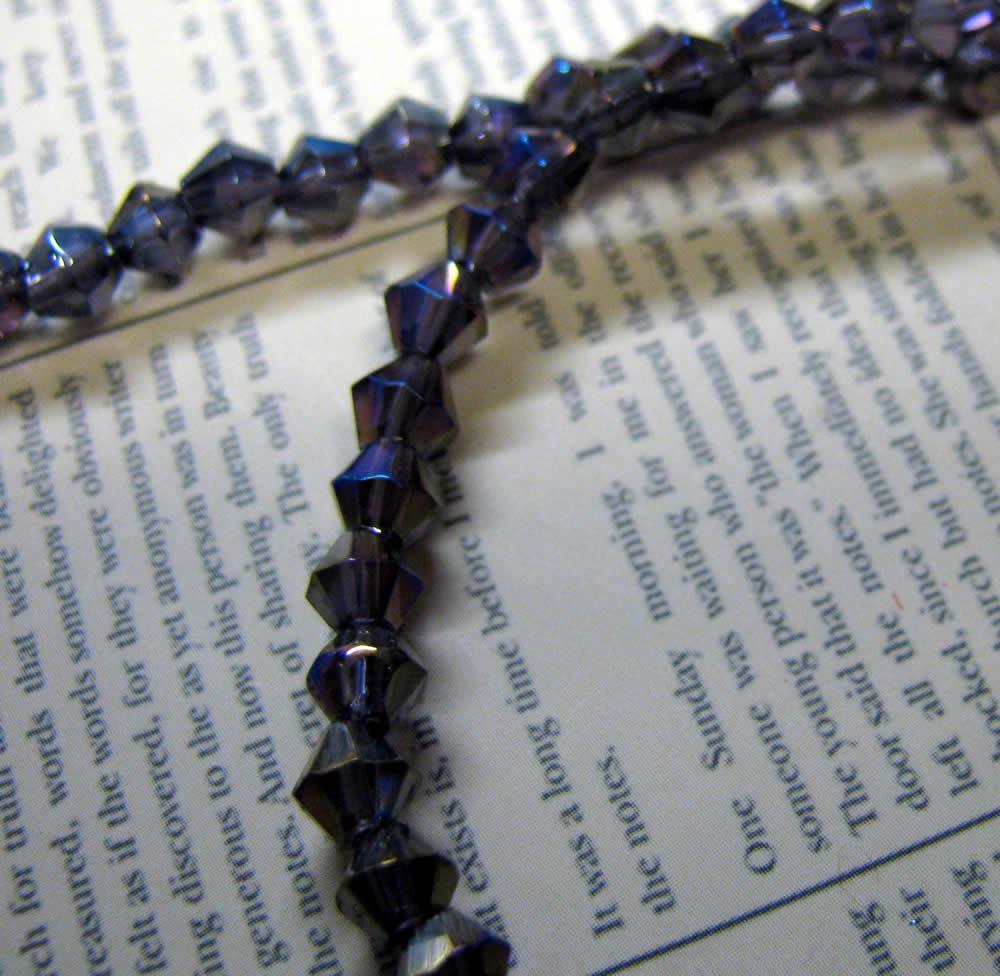 Glaspärlor Bicone - Mörklila med lyster, 4mm, 1 sträng Hilmas Pyssel