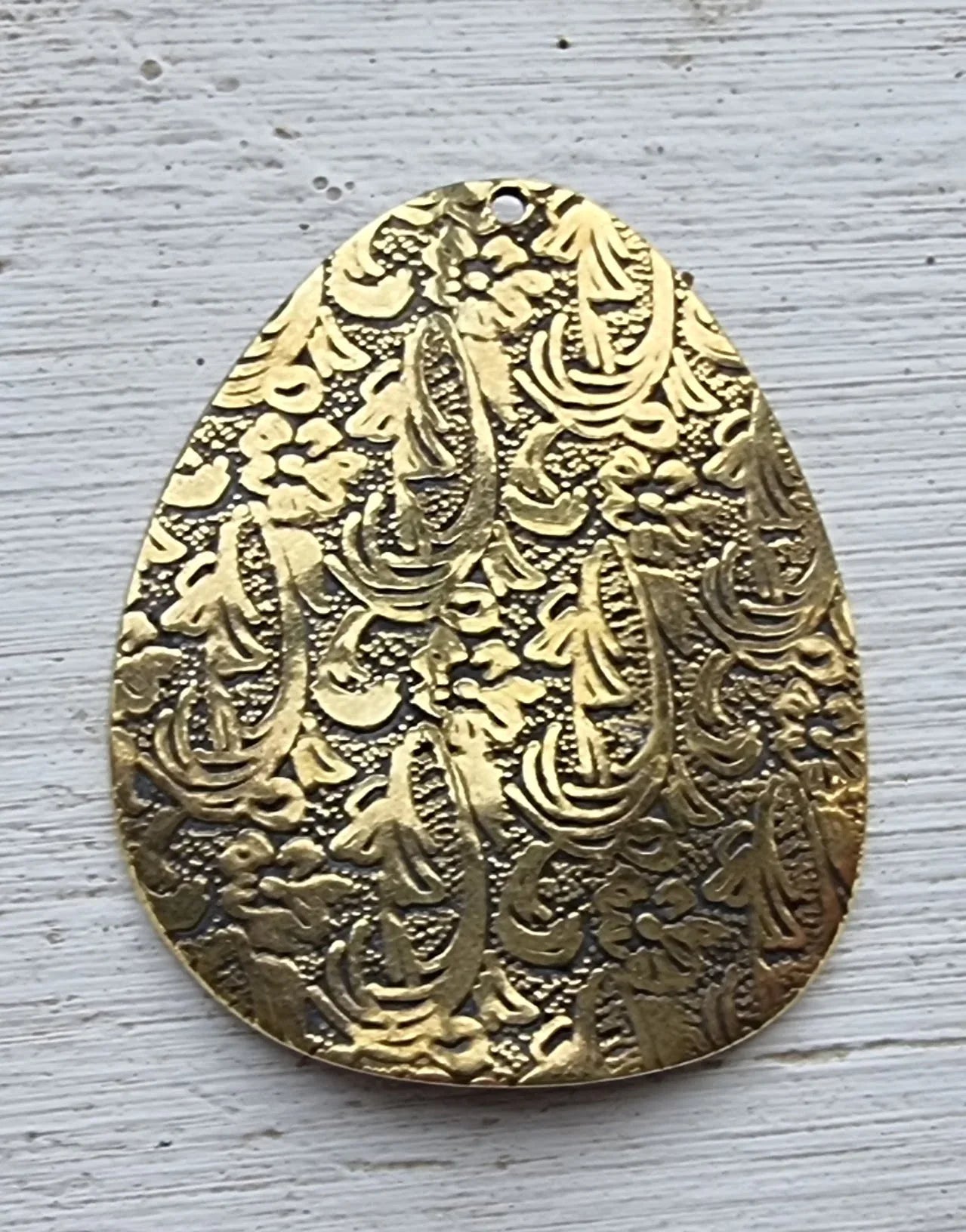 Berlock Bronsfärgad - Stor mönstrad droppe 37x31mm 1 styck Grekisk Metall