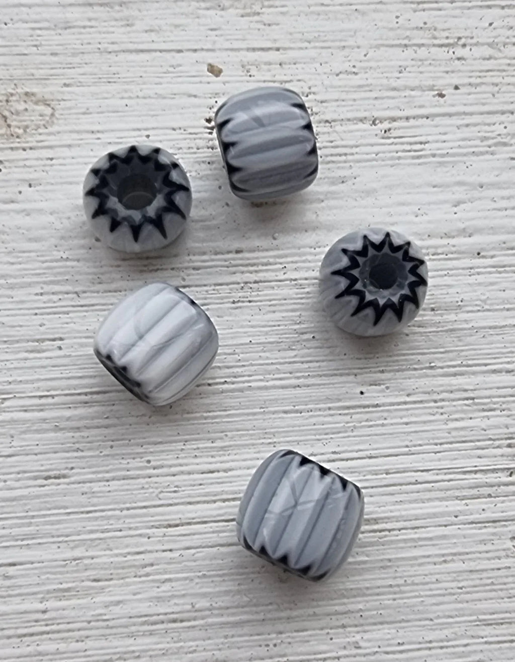 Glaspärlor Murano - Svart/vit tub 6mm, 5-pack Hilmas Pyssel